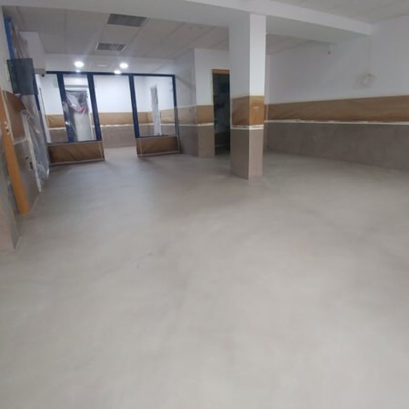 Suelo de local realizado en microcemento por CementDecor